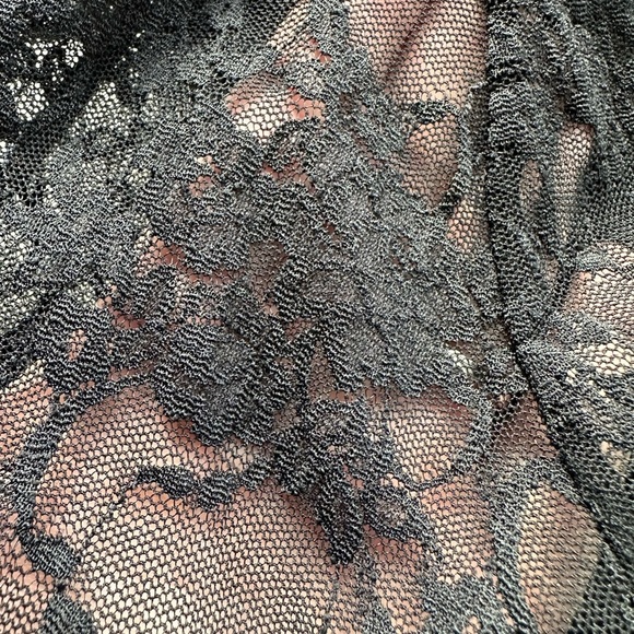 Vince Camuto Black Lace Bell Sleeve Blouse Keyhole Button Back Size Medium - Picture 9 of 16